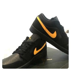Air Jordan 1 Black/university/gold